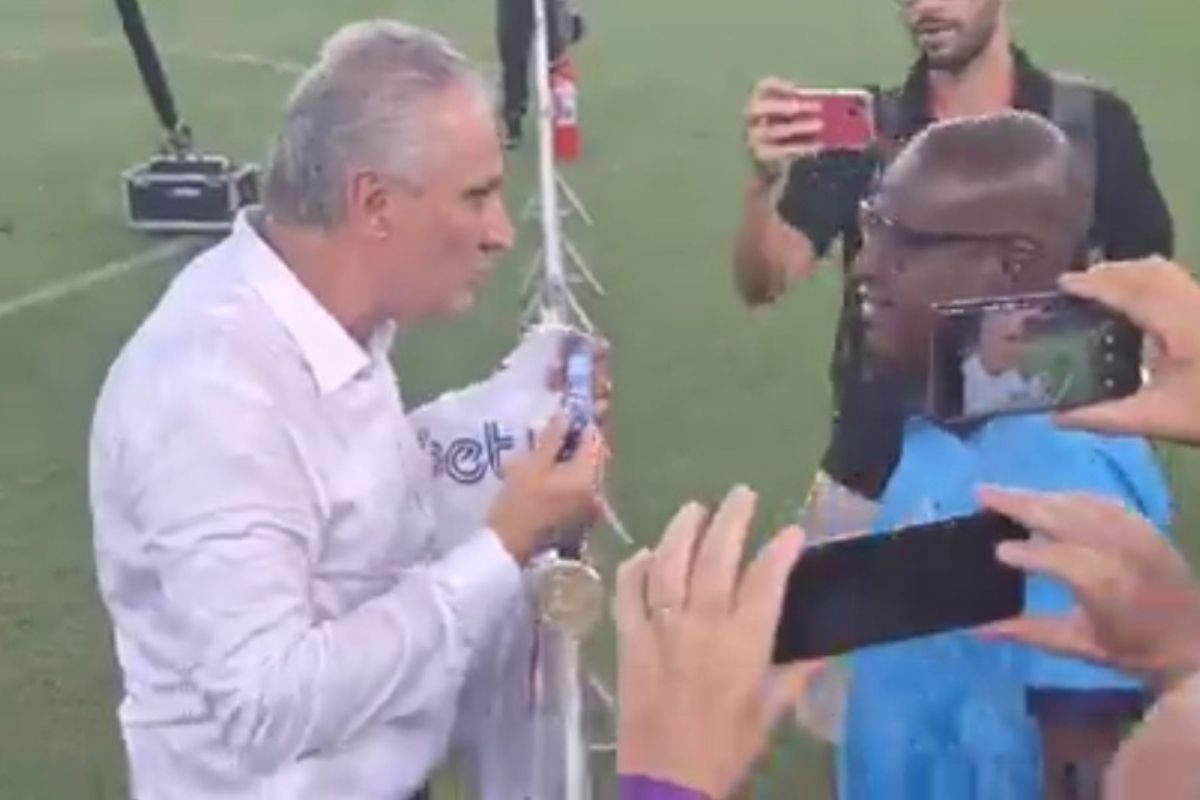 Tite entrega sua medalha para o técnico do Nova Iguaçu Foto: Reprodução