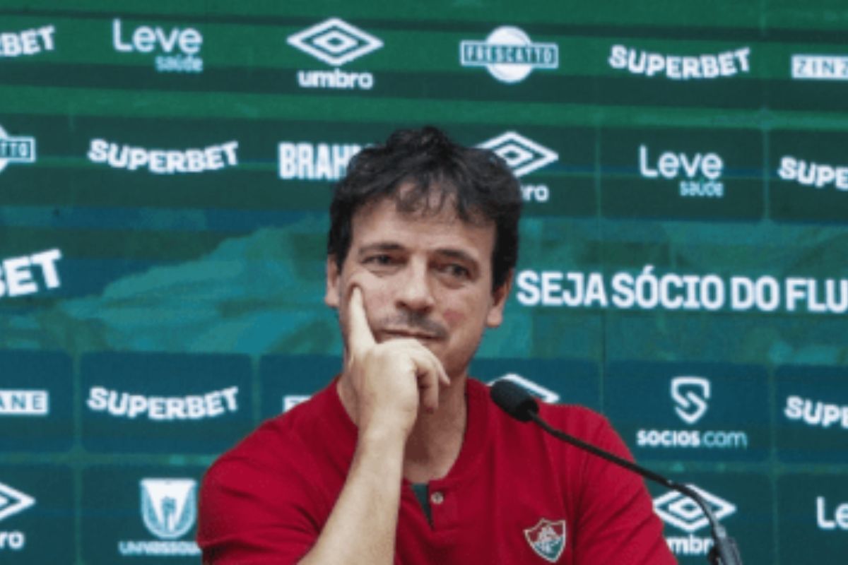 Fernando Diniz reclama da arbitragem no Clássico Foto: Reprodução