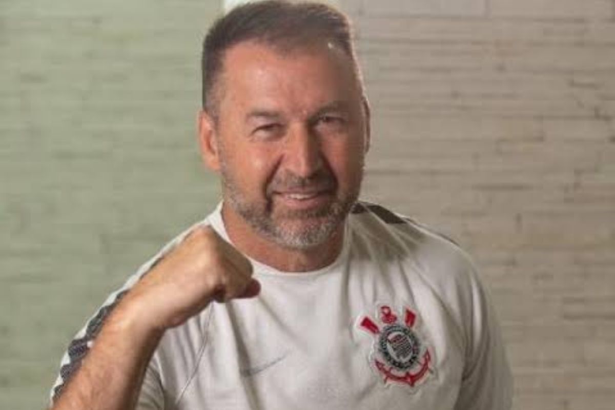 Augusto Melo dá um soco em um torcedor do Cruzeiro Foto: Reprodução