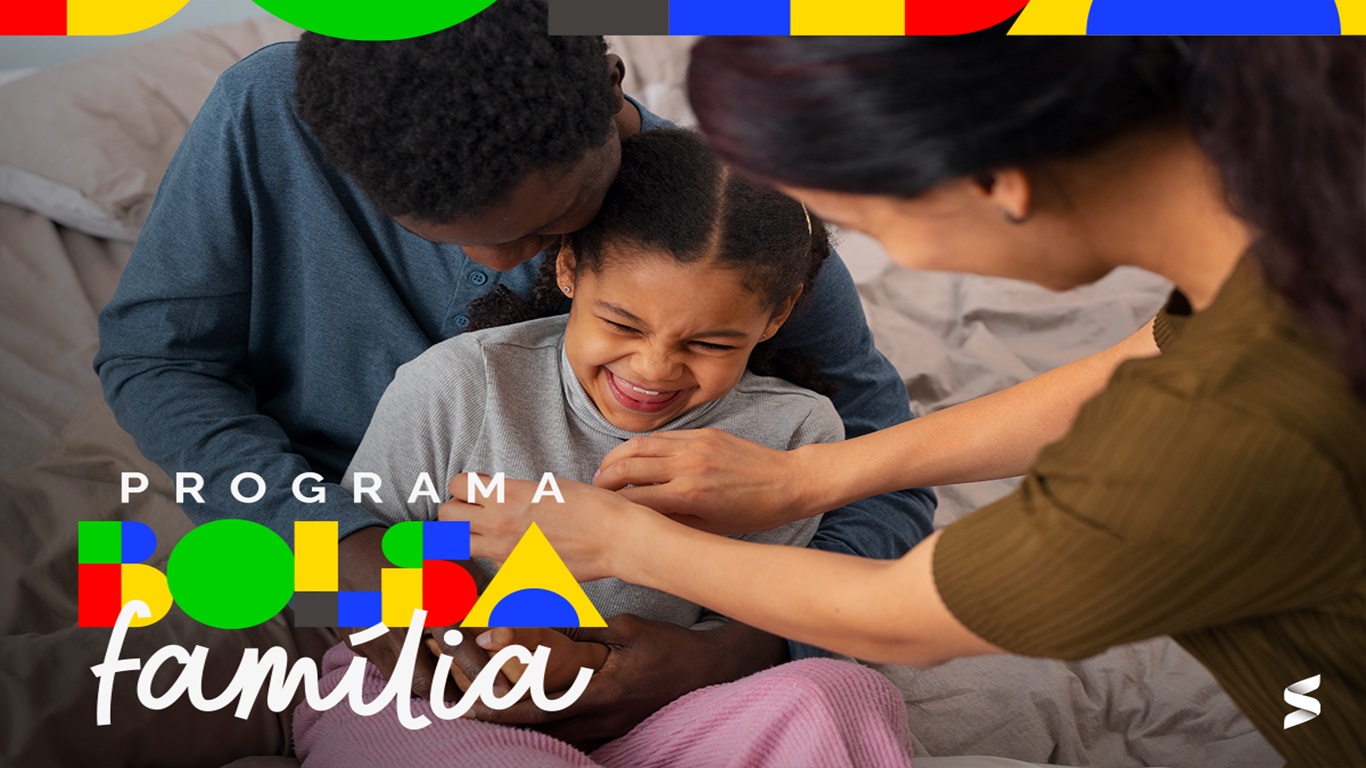 Família beneficiária do Bolsa Família sorrindo e com o cartão do programa, representando a ajuda financeira para famílias em situação de vulnerabilidade